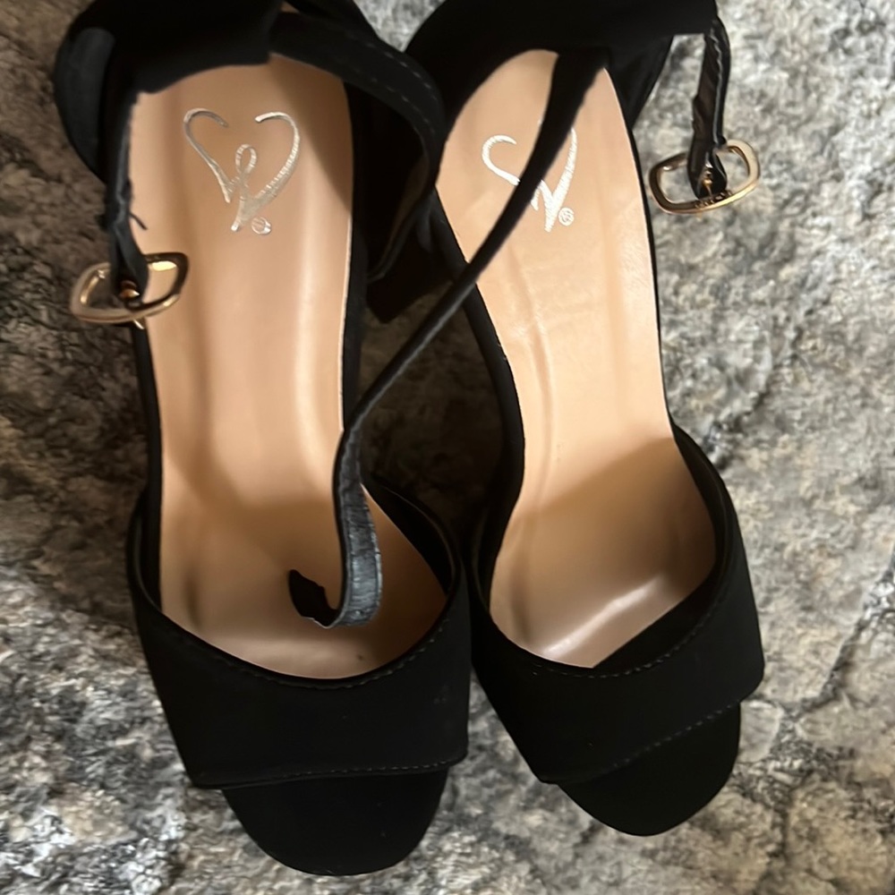 Windsors black heels size 6! Perfect for graduation and comfortable/adjustable.
